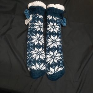 NWT Christmas Blue & White Snowflake Fleece Lining nonslip slipper socks, OSFM